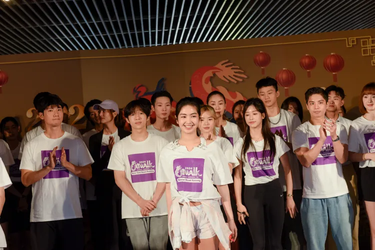 雷嘉汭（中）今甜美現身。凱渥提供