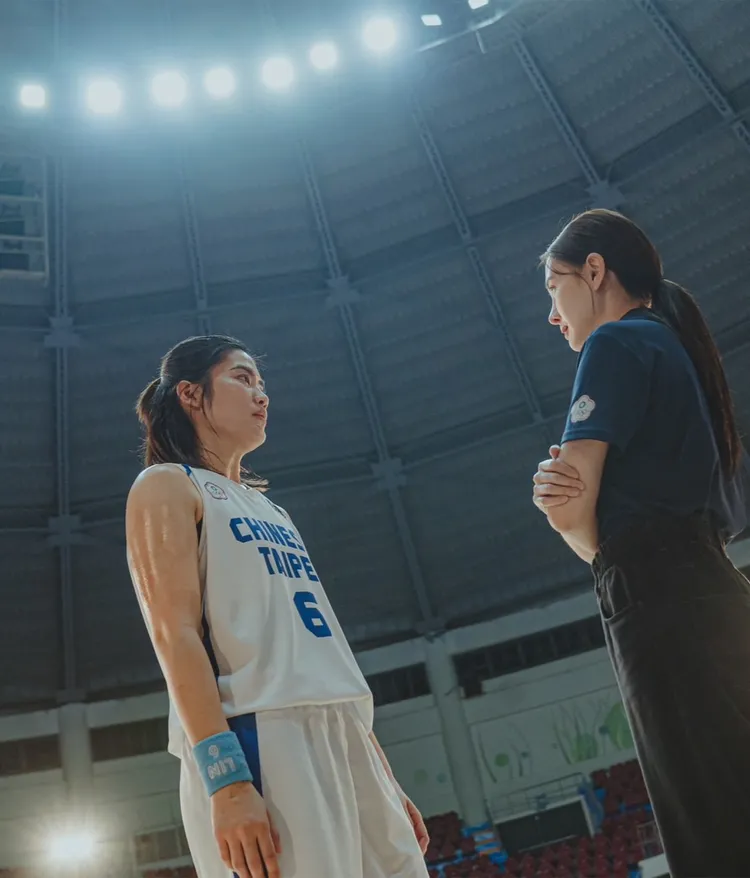 前世大運中華隊球員楊晴（左）自嘲詮釋角色沒禮貌，曝光安心亞私下暖心一面。客台提供