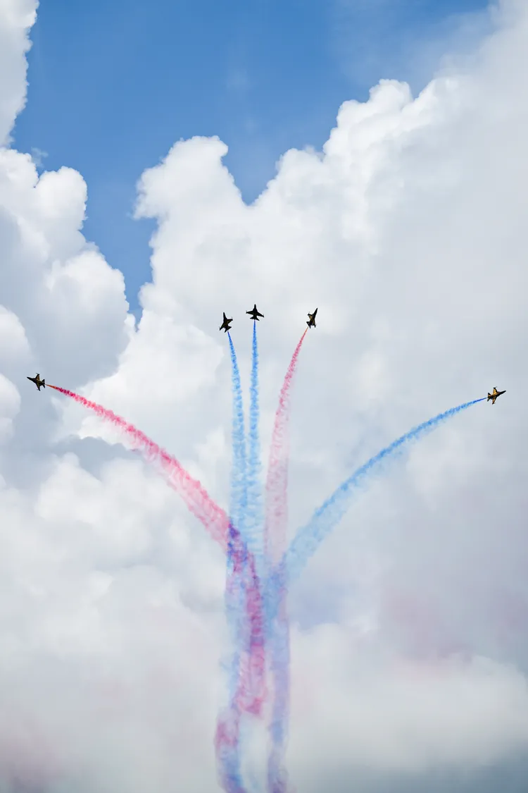 南韓空軍「黑鷹特技隊」明天將於小港機場整補，圖為去年5月「黑鷹」在馬來西亞蘭卡威航空展表演。新華社