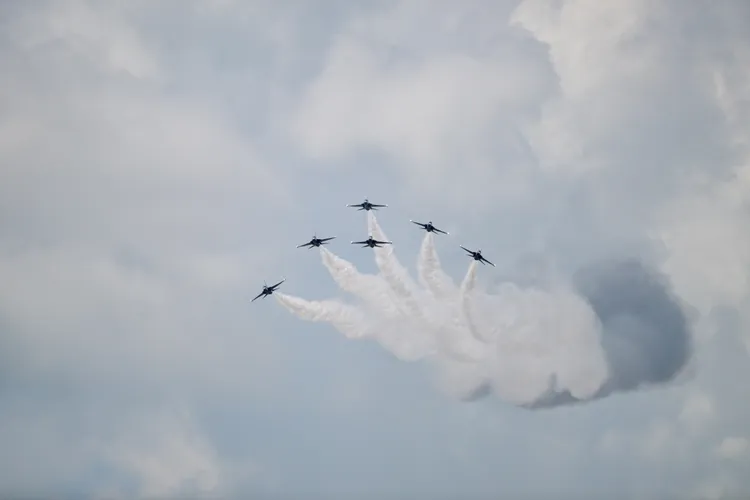 南韓空軍「黑鷹特技隊」明天將於小港機場整補，圖為去年5月「黑鷹」在馬來西亞蘭卡威航空展表演。新華社