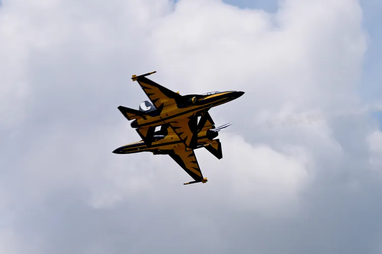 南韓空軍「黑鷹特技隊」明天將於小港機場整補，圖為去年5月「黑鷹」在馬來西亞蘭卡威航空展表演。新華社