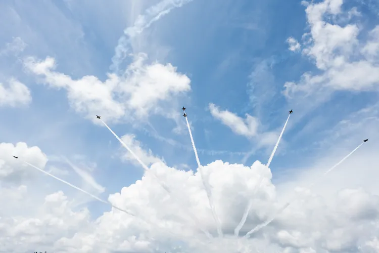 南韓空軍「黑鷹特技隊」明天將於小港機場整補，圖為去年5月「黑鷹」在馬來西亞蘭卡威航空展表演。新華社