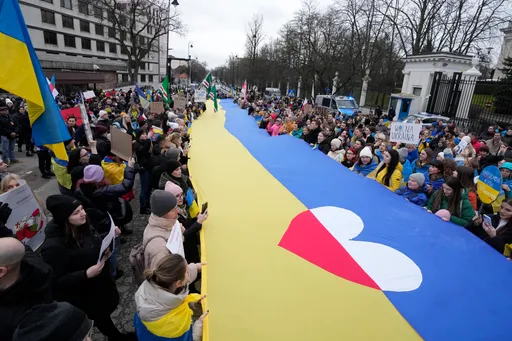 俄使駐波蘭官邸遭潑糞 抗議俄烏戰爭屆兩週年