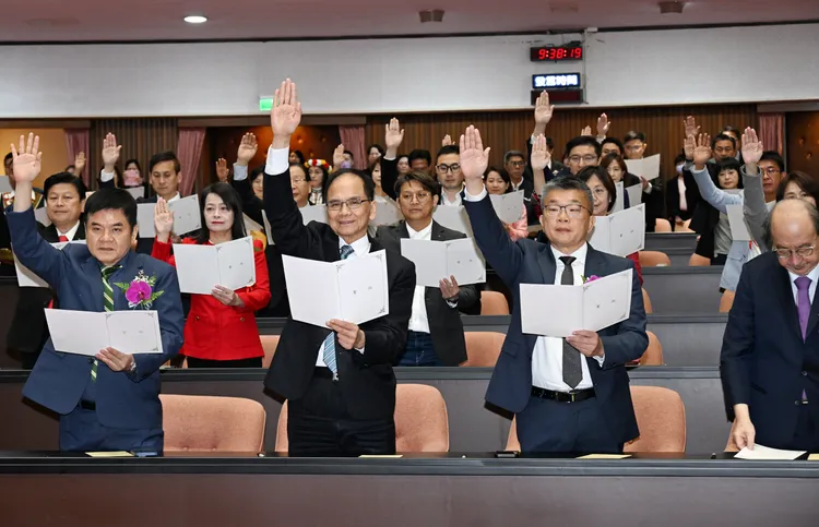 立委一早宣誓就職，游錫堃已聲明明起辭去立委。立院記者聯誼會提供