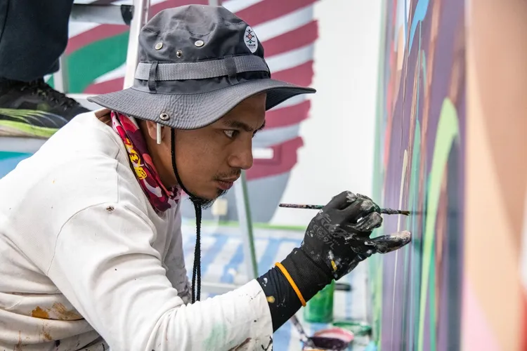 原民藝術家賈比恩，特地從屏東北上為中華汽車彩繪。業者提供