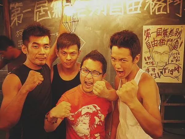 孫綻（左二）和柯震東及九把刀。翻攝孫綻臉書