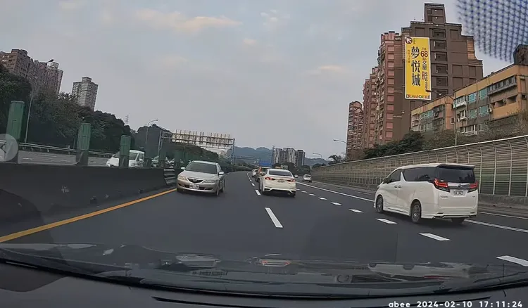 民眾發現前方逆向車輛，緊急閃避。翻攝自汐止集團