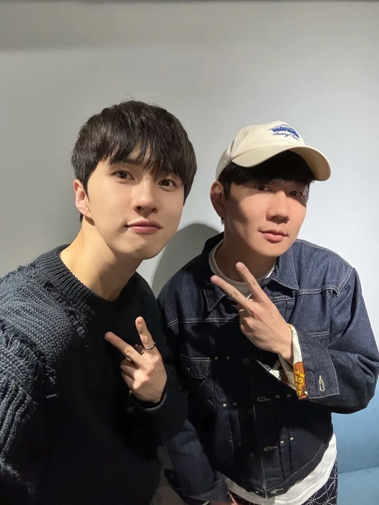 KEN（左）開心與林俊傑合照。翻攝KEN X（推特）
