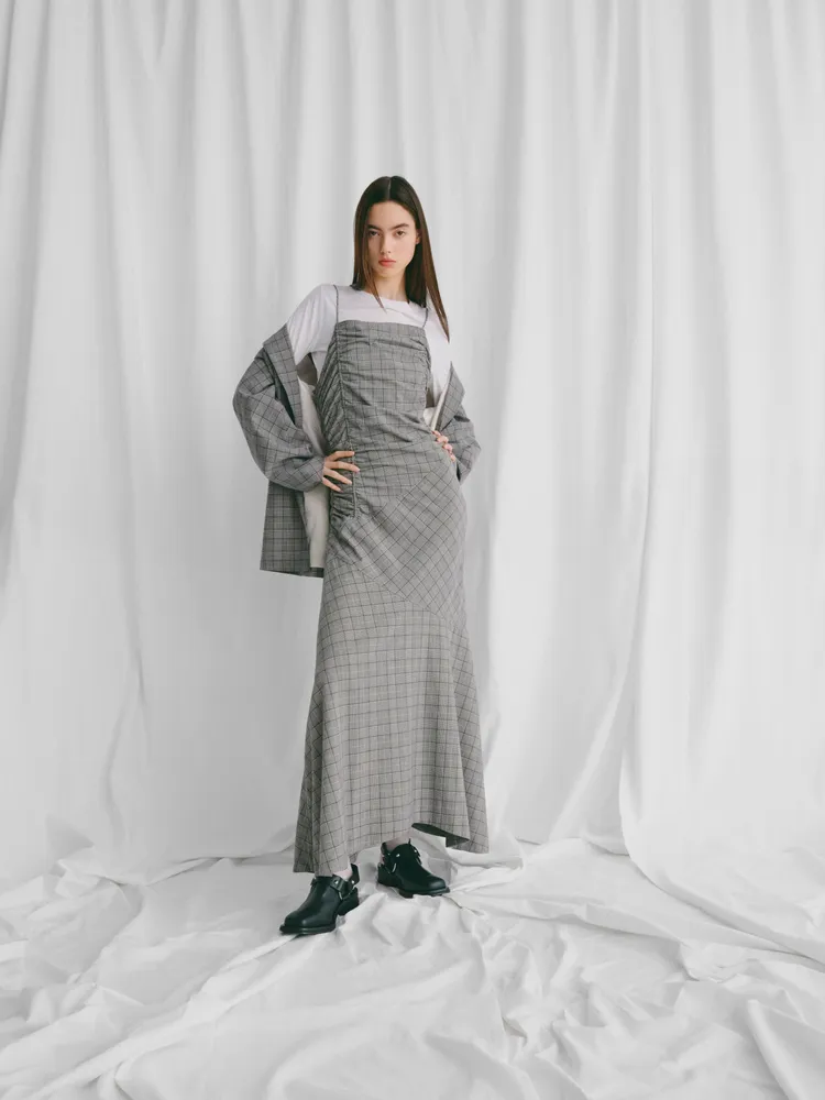格紋抓皺吊帶長洋裝（霜灰色），1萬3800元。品牌提供