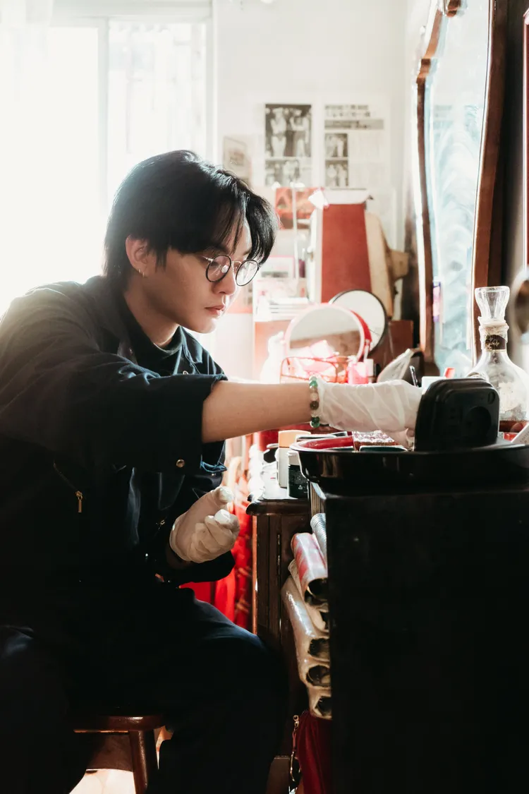 許富凱化身「遺物整理師」。何樂音樂提供