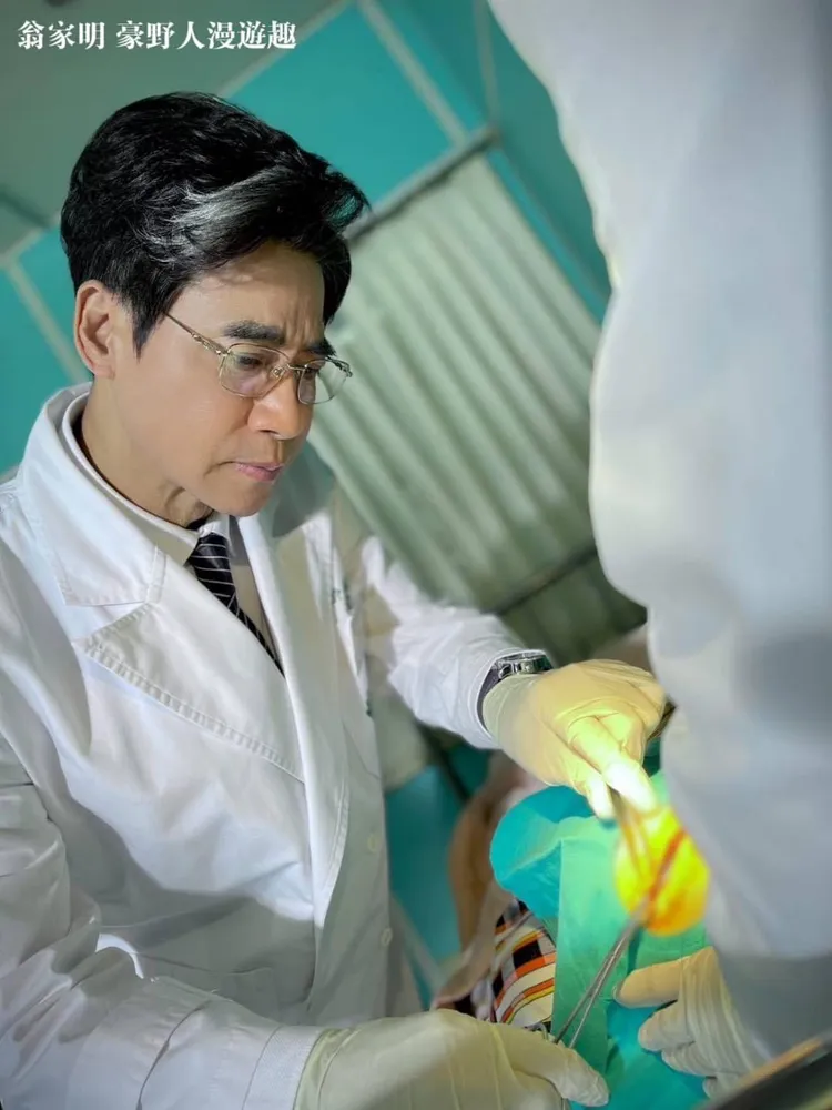翁家明扮醫師特地學動刀技巧。