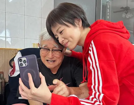 王瞳大年初三返老家探「資深頭號粉絲」 見他噴淚感慨見一次少一次