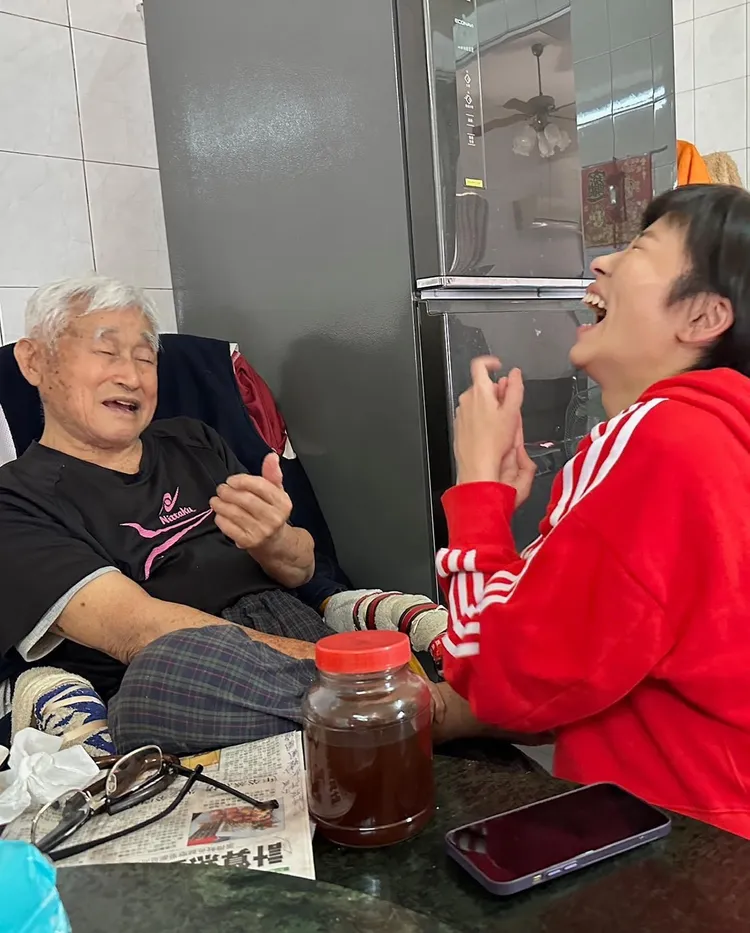 王瞳（右）跟阿公感情很好。翻攝王瞳臉書