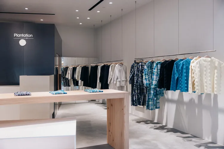 店裝藉由極簡現代風格凸顯服裝的細緻紋理。品牌提供