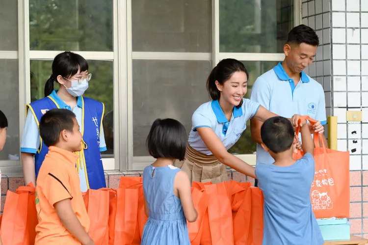 服務代言人隋棠（右）將營養食品物資發送給孩子。世界和平會提供