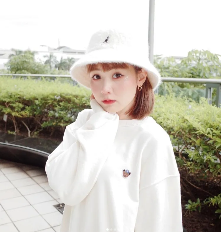 畇二是中信兄弟啦啦隊員，同時參與節目演出。