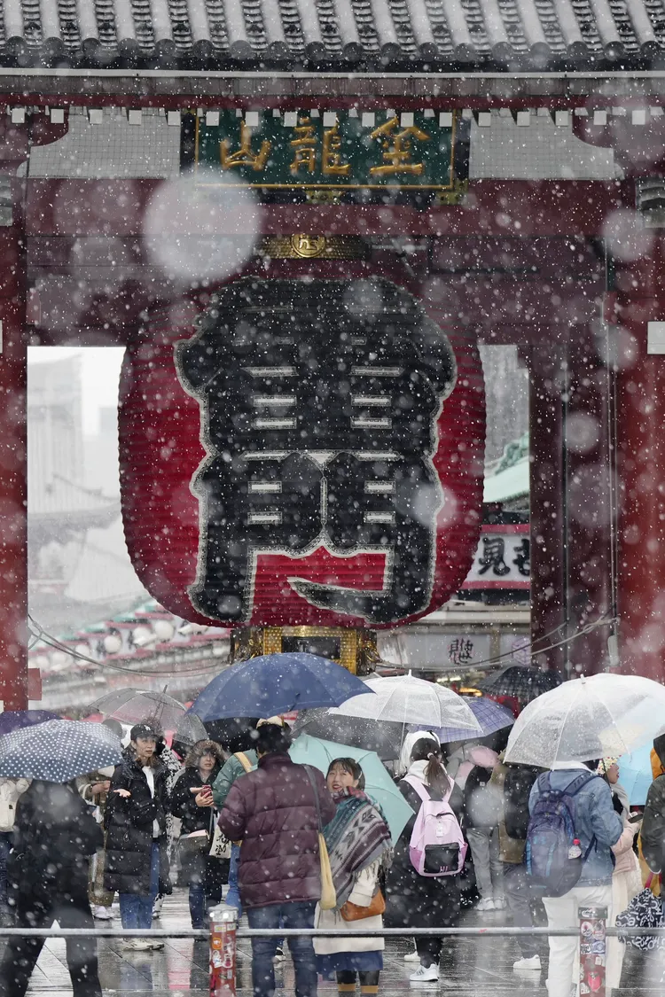 東京等9個都縣的全境或局部地區昨天發布大雪警報，圖為昨天淺草寺外的民眾。美聯社