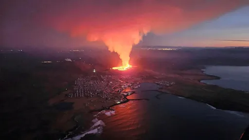 冰島火山爆發！岩漿噴80公尺高　黑煙上衝3000公尺