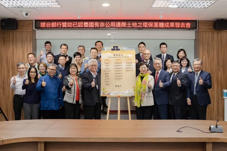 銀行加入贊助專業團體認養濕地。高雄鳥會提供