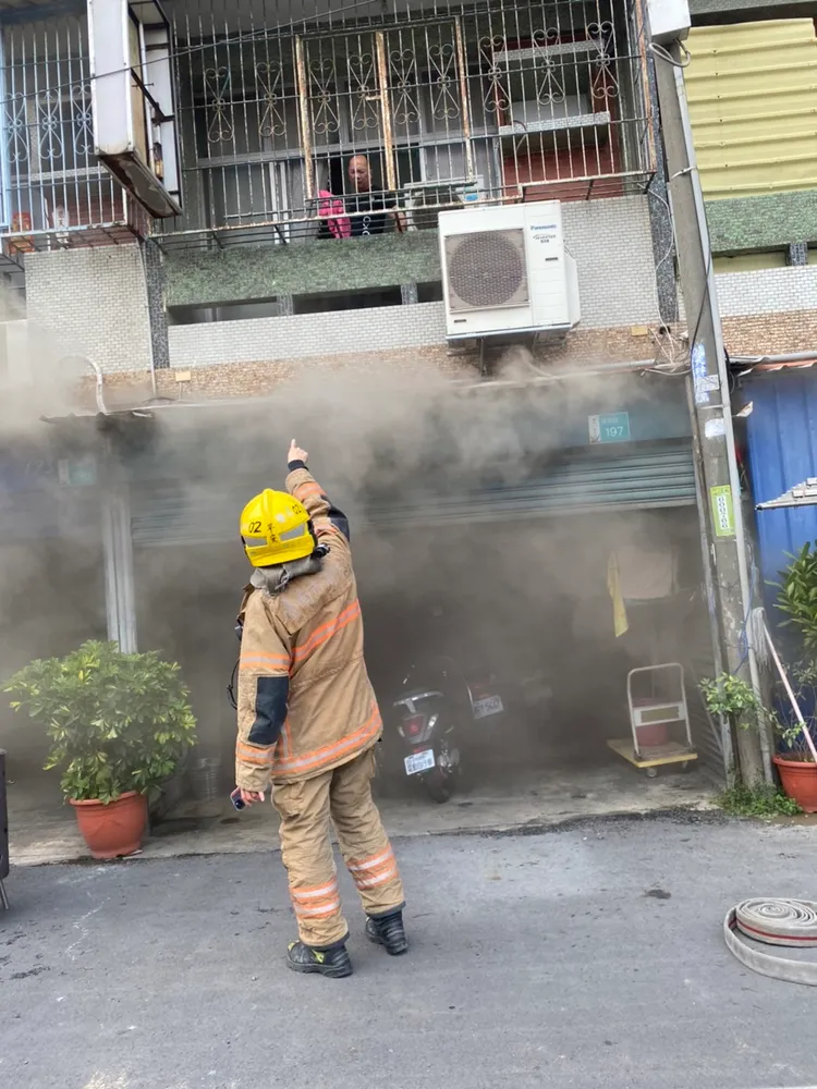 警消發現民眾受困2樓陽台。讀者提供