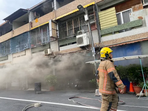 除夕遇祝融!台南2人受困火場 爬梯驚險逃生