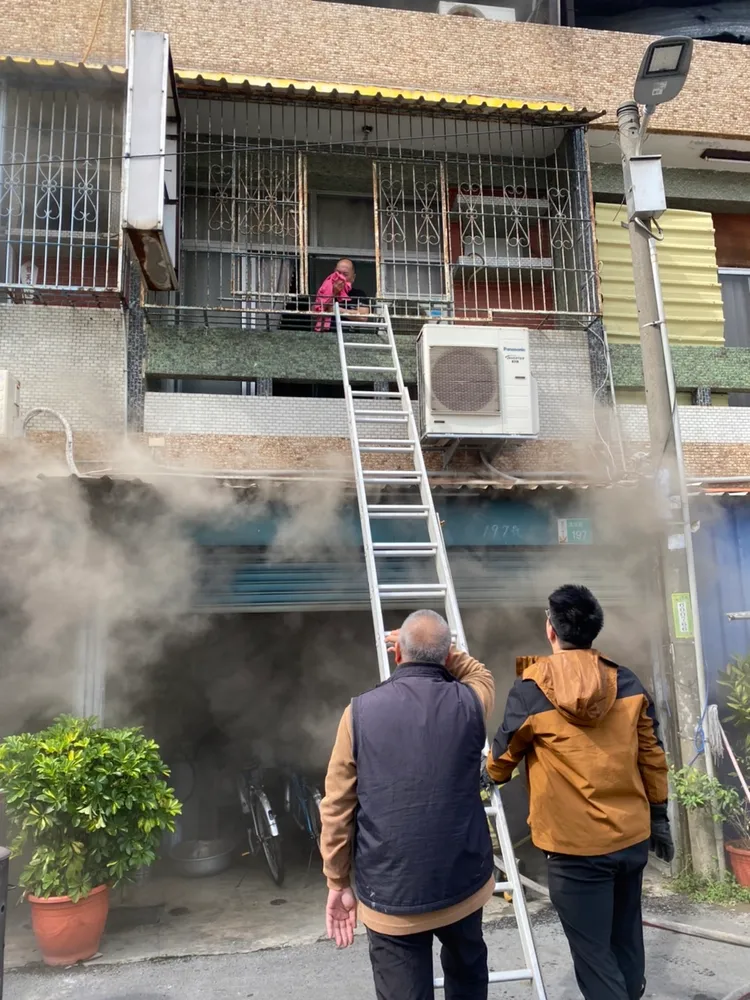 架梯引導逃生。讀者提供