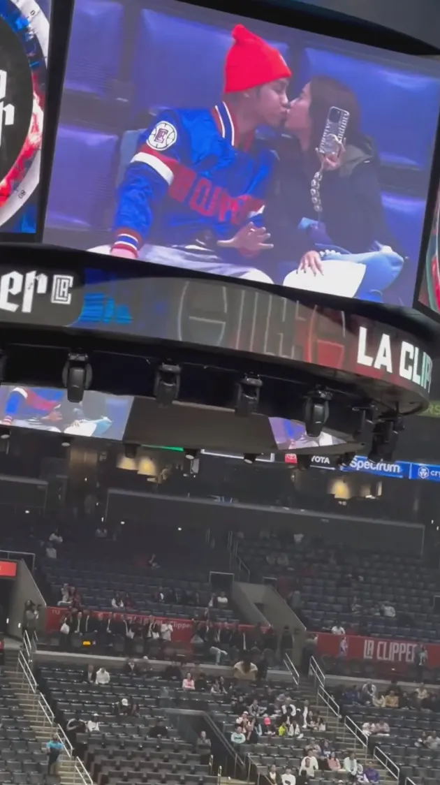 兩人登上NBA球場大螢幕嘟嘴玩親親。翻攝自大元IG