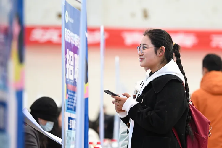去年12月，中國青海民族大學舉行2024屆畢業生冬季大型校園招聘會。新華社