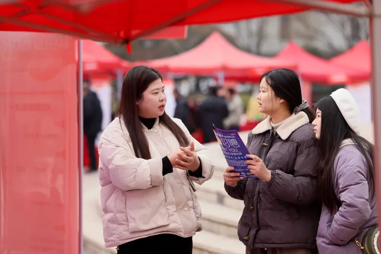 安徽省合肥市瑤海區和平廣場上月底一場招聘會。新華社