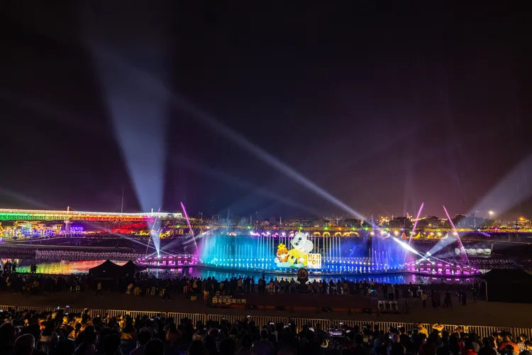 南投燈會點亮貓羅溪畔。縣府提供