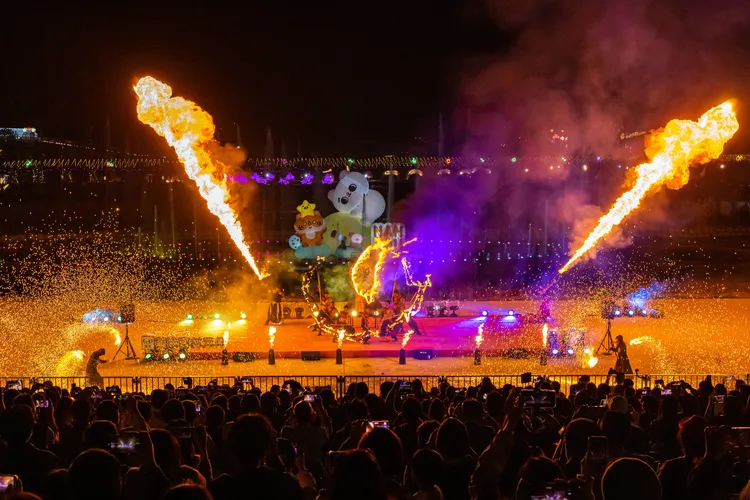 知名火舞團「即將成真」上演「火龍護台灣」戲碼。縣府提供