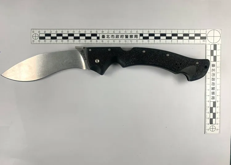 蔡男遭噴辣椒水懷恨在心，持刀報復陳姓陣頭男子。翻攝畫面