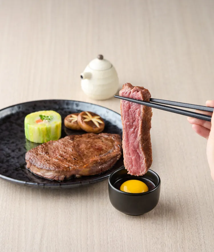 2/7前到「陶板屋」憑官網指定畫面消費套餐，主餐免費升級新品「沙朗佐壽喜月見醬」。業者提供