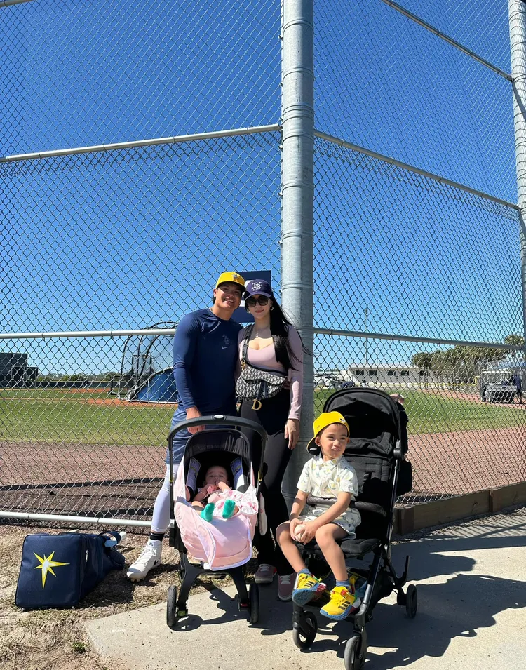 張育成曬全家福！翻攝張育成臉書