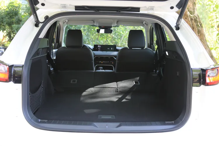 CX-60在25S Elite Plus以上配有感應式電動尾門，透過快速傾倒拉柄，將4/2/4分離的後座打平之後，可擴充至1726公升不俗的容積表現。林浩昇攝
