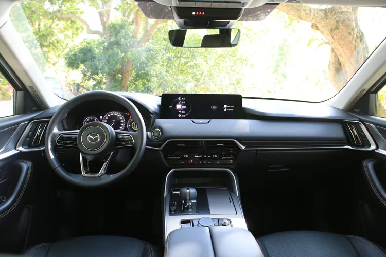 車艙依然可感受到Mazda擅長營造趨近於豪華車的氛圍，並搭載12.3吋的數位儀表及12.3吋的多媒體顯示幕。林浩昇攝
