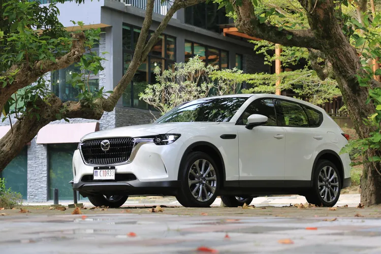 Mazda CX-60在剛柔並濟的動感線條之外更採用修長的車頭設計，使得CX-60的側面比例更為勻稱。林浩昇攝