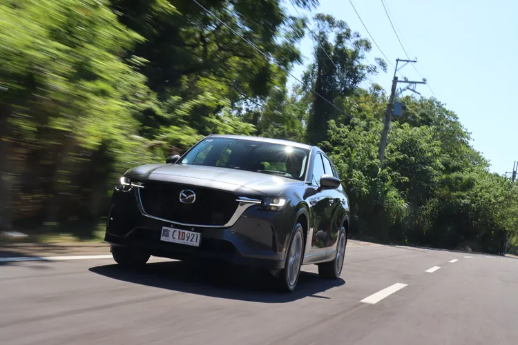CX-60 25S線性從容的加速反應，搭配Mazda自行開發的8速手自排，積極且流暢的銜接反應，展現的是一股行雲流水的姿態。林浩昇攝