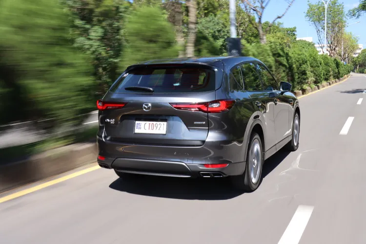 CX-60在融合歐系車沉穩紮實路感之餘，多了一份日系車細膩的回饋質感，車頭轉向反應及彎中協調性，確實顯露出此車身尺碼車型少見的活潑。林浩昇攝