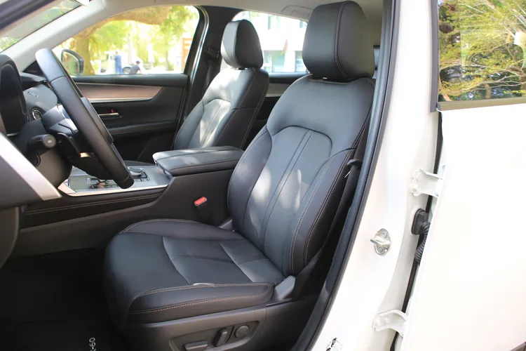 25S Elite Plus以上車型，將全車真皮座椅及駕駛座10向電動調整、電動腰靠列為標配，厚實泡棉搭配強化支撐性仍偏向舒適取向。林浩昇攝