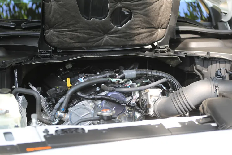 因應CX-60的車格，Mazda也進一步將2.5升四缸自然進氣引擎本體進階調校，最大馬力輸出為192匹，26.6kgm的峰值扭力提前到3000rpm就能爆發。林浩昇攝