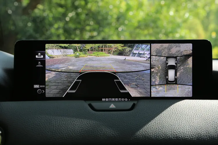 12.3吋中央螢幕支援Apple CarPlay及Android Auto，25S Elite Plus以上車型即配有360度環景系統。林浩昇攝