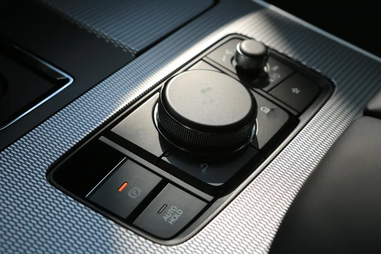 中央螢幕功能操作，仍需以中央鞍座上的旋鈕及控鍵進行。林浩昇攝