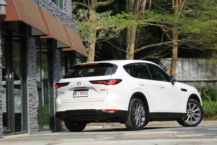 車尾以細長型的橫幅尾燈組呈現了家族化韻味之餘，也利用尾門厚實的弧線，創造出豐富的立體視覺。林浩昇攝