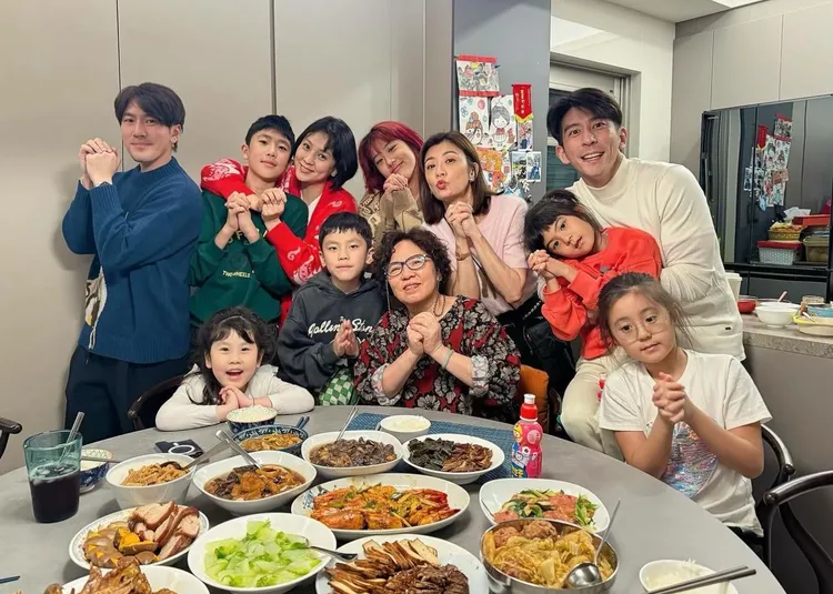 賈媽（中）兒孫滿堂露出幸福笑容。翻攝衛斯理IG