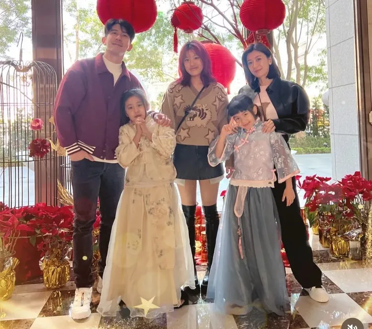 賈靜雯（右起）、波妞、Angel、咘咘和修杰楷獻上龍年祝福。翻攝賈靜雯IG