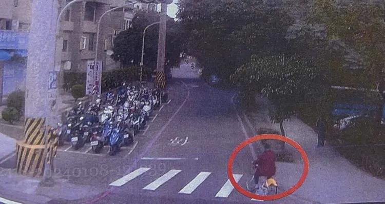 老翁拿走鈔票後騎乘Ubike離去。翻攝畫面