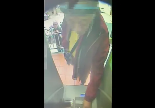 提款機領4萬沒吐鈔?賊在後方 老翁直接拿走鈔票被逮還說送遊民