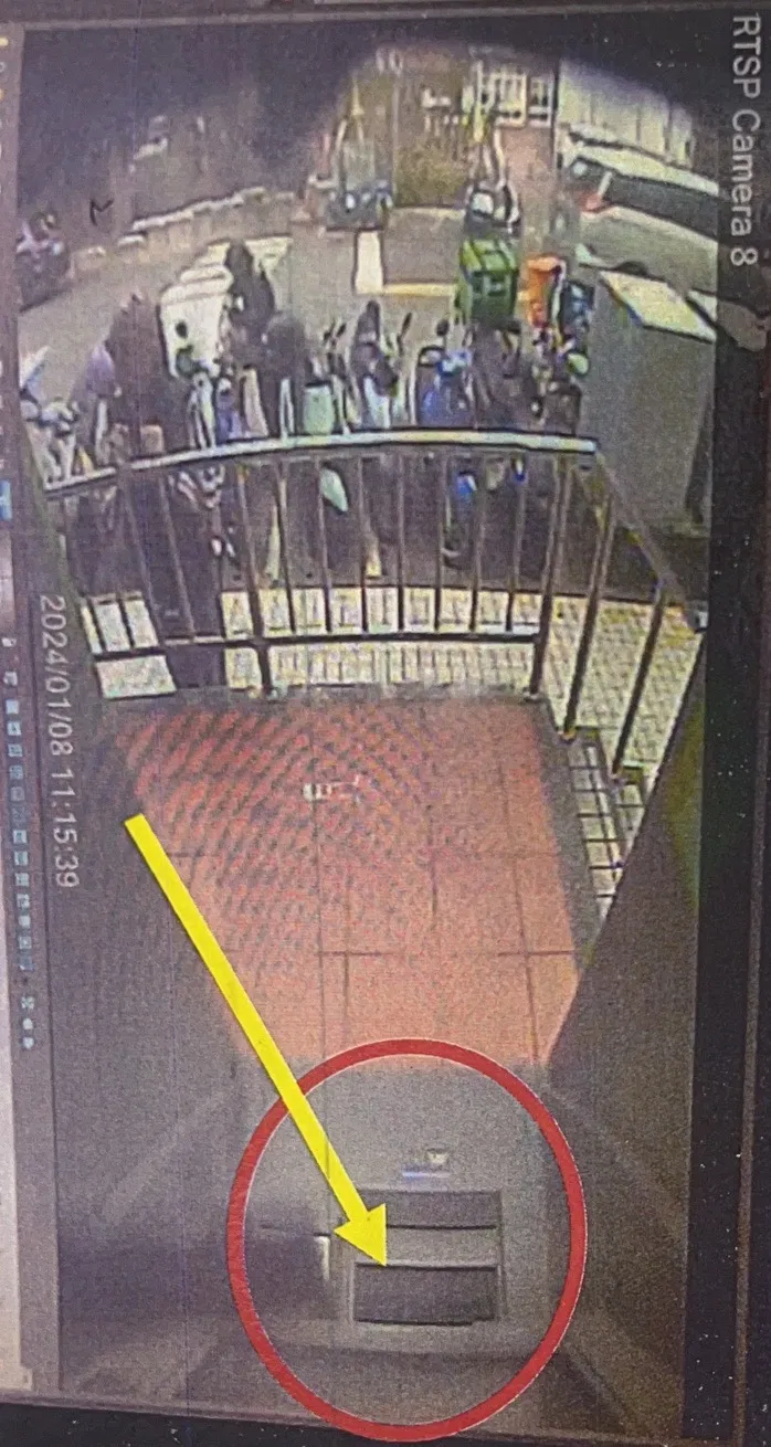 婦人沒發現提款機有吐鈔。翻攝畫面