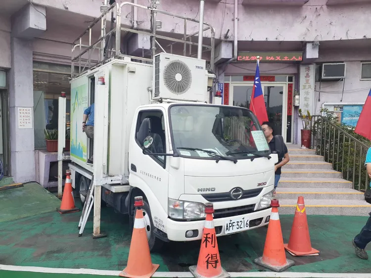 環保局派出移動式空氣品質監測車，加強文山區空品監測。北市環保局提供